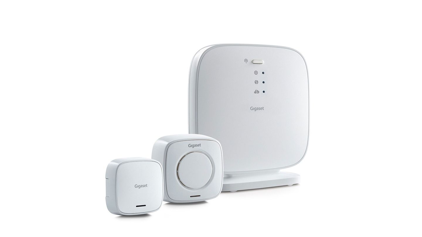 Gigaset Smart Home - Für handbuchabstinente Nestverteidiger  Die ehemalige Siemenstochter Gigaset hat sich mit "Elements" vor allem auf die Überwachung im smarten Zuhause spezialisiert. Durch einfaches Plug and Play lassen die Gigaset-Sensoren für Türen, Fenster, Bewegungsmelder sowie Alarmsirenen zusammenschalten und über eine selbsterklärende App steuern. Die Überwachungskamera liefert selbst bei Nacht helle Bilder dank Infrarot, doch trotz HD ist die Bildqualität selbst bei Tageslicht dürftig. Wer die Bilder speichern will, muss für 99 Cent im Monat einen Cloud-Speicher bei Gigaset mieten. Einen Speicherkartenslot bietet die Kamera nicht.  Wer mittels Smart Home ohne Handbuchstudium lediglich seine vier Wände vor Einbruch etwas absichern möchte, macht bei dem Gigaset-Produkt wenig falsch. Einrichtung und Bedienung sind simpel. Beim Verlassen der Wohnung wird die Anlage über das Smartphone scharf geschaltet, alternativ lässt sich das ebenfalls über Alexa oder dem Google Assistent per Sprachbefehl erledigen.  Preis für das Basispaket 190 Euro.