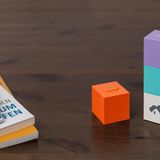 Homee – Für freiheitsliebende Bastler  Die Sensoren und Schalter eines Smart-Home-Systems kommunizieren untereinander nicht über das Wlan-Signal, sondern über eigene Funkstandards. Vorteil: Die Batterien halten länger, weil die Wlan-Technik recht stromhungrig ist. Nachteil: Smart-Home-Systeme lassen sich nicht beliebig miteinander kombinieren, weil sich die Geräte wegen der unterschiedlichen "Funksprachen" nicht verstehen. In den meisten Fällen ist das auch nicht nötig, doch wieviel praktischer wäre es, wenn man die jeweils besten Geräte verschiedener Hersteller in einem Smart Home integrieren könnte.  Genau diesen Weg verfolgt die deutsche Firma Homee aus Stuttgart auf eine optisch sehr coole Art und Weise: mit bunten Würfeln, die sich wie Legosteine zusammenstecken lassen. Jeder Würfel beherbergt einen der vielen Funkstandards anderer Hersteller.  Der Basis Würfel ist der BrainCube, er sorgt für die Wlan-Kommunikation des gesamten Systems über eine App. Auf ihn lassen sich weitere Würfel stecken, zum Beispiel einer mit dem Funkprotokoll Zigbee, darauf dann ein weiter, der mit Geräten kommunizieren kann, die nur das Z-Wave-Protokoll kennen. Ungefähr so, wie man sich neue Wörterbücher installiert, kann Homee auf diese Weise um neue Protokolle erweitert werden.  Auf diese Weise lassen sich theoretisch hunderte smarte Geräte unterschiedlichster Anbieter mit einer einzigen App steuern. Nachteil: Obwohl die Einrichtung simpel ist, wenden sich solche offenen Systeme eigentlich nur an technikbegeisterte, kreative Bastler.