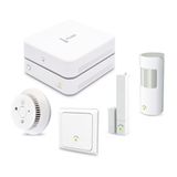 Innogy – Für begeisterte Smart-Home-Einsteiger  Der Energiedienstleister Innogy bietet ein funktionales Smart-Home-Systeme für den ambitionierten Einsteiger: Die Grundausstattung besteht aus Heizungsthermostaten, Tür- und Fenstersensoren, Wandschaltern und Steckdosen, die über ein zentrales Gerät bedient werden. Auch ohne IT-Fachwissen lassen sich die verschiedenen Geräte miteinander in einem Programm kombinieren. So regelt die Smart-Home-Zentrale zum Beispiel die Heizkörper in Zimmern automatisch herunter, in denen das Fenster offen steht. Als so genanntes teiloffenes System versteht sich Innogy auch mit den Geräten einiger anderer Hersteller. So etwa mit den Smartcams vom Samsung, dem Philips-Lichtsystem Hue und dem elektronischen Türschlosssystem ENTR.  Dem Innogy-System ist seine Energieversorger-Abstammung anzumerken. Es kann den Stromverbrauch des Hauses sowie einzelner Geräte ermitteln und anzeigen, wie viel Strom die Photovoltaikanlage gerade erzeugt. Richtig praktisch wird das Innogy-Smart-Home für Eigenheimbesitzer mit Buderus-Heizanlage. So lassen sich die neueren Kessel des Herstellers über das Smart-Home steuern und Photovoltaikanlagen einbinden  Preis 250 Euro für das Basispaket.