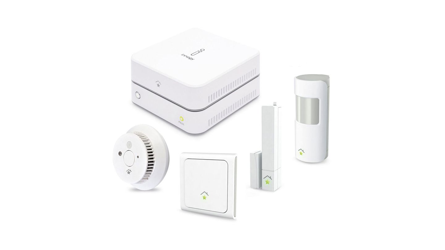 Innogy – Für begeisterte Smart-Home-Einsteiger  Der Energiedienstleister Innogy bietet ein funktionales Smart-Home-Systeme für den ambitionierten Einsteiger: Die Grundausstattung besteht aus Heizungsthermostaten, Tür- und Fenstersensoren, Wandschaltern und Steckdosen, die über ein zentrales Gerät bedient werden. Auch ohne IT-Fachwissen lassen sich die verschiedenen Geräte miteinander in einem Programm kombinieren. So regelt die Smart-Home-Zentrale zum Beispiel die Heizkörper in Zimmern automatisch herunter, in denen das Fenster offen steht. Als so genanntes teiloffenes System versteht sich Innogy auch mit den Geräten einiger anderer Hersteller. So etwa mit den Smartcams vom Samsung, dem Philips-Lichtsystem Hue und dem elektronischen Türschlosssystem ENTR.  Dem Innogy-System ist seine Energieversorger-Abstammung anzumerken. Es kann den Stromverbrauch des Hauses sowie einzelner Geräte ermitteln und anzeigen, wie viel Strom die Photovoltaikanlage gerade erzeugt. Richtig praktisch wird das Innogy-Smart-Home für Eigenheimbesitzer mit Buderus-Heizanlage. So lassen sich die neueren Kessel des Herstellers über das Smart-Home steuern und Photovoltaikanlagen einbinden  Preis 250 Euro für das Basispaket.