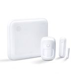 Lupussec – Für echte Notfälle  Das Smart-Home-System des deutschen Herstellers Lupus ist ebenfalls auf den Einbruchsschutz spezialisiert, bietet jedoch eine für allein lebende Senioren sehr hilfreichen Funktion: den Notfallknopf. Eigentlich ist Lupusec mehr ein professionelles Alarmsystem, denn eine Smart-Home-Lösung, schließlich wirkt im Alarmfall hinter den Sensoren auf Wunsch ein Wachschutzfirma. Dort läuft der von den Sensoren entdeckte Einbruch ein, aber auch der medizinische Hilferuf, ausgelöst durch den Druck auf den "Panikschalter" am Schlüsselanhänger. Für allein lebende Senioren zum Beispiel kann das Lebensrettend sein, schließlich ist ein kleiner Knopf schneller gedrückt, als die Notfallnummer im Handy herausgesucht werden kann. Zumal dann noch nicht einmal sicher ist, dass jemand den Anruf auch annimmt.      Das magere Basispaket aus Schaltzentrale, einem Fenster- und Tür-Sensor sowie Bewegungsmelder kostet 399 Euro. Wem das ausreicht, der ist bei Gigaset oder Egardia günstiger aufgehoben. Erst in den höheren Ausbaustufen spielt Lupusec sein Potenzial aus, da die Palette an Sensoren, Kameras und Schaltern im Vergleich zu anderen Anbietern enorm ist. Die Preise allerdings auch.