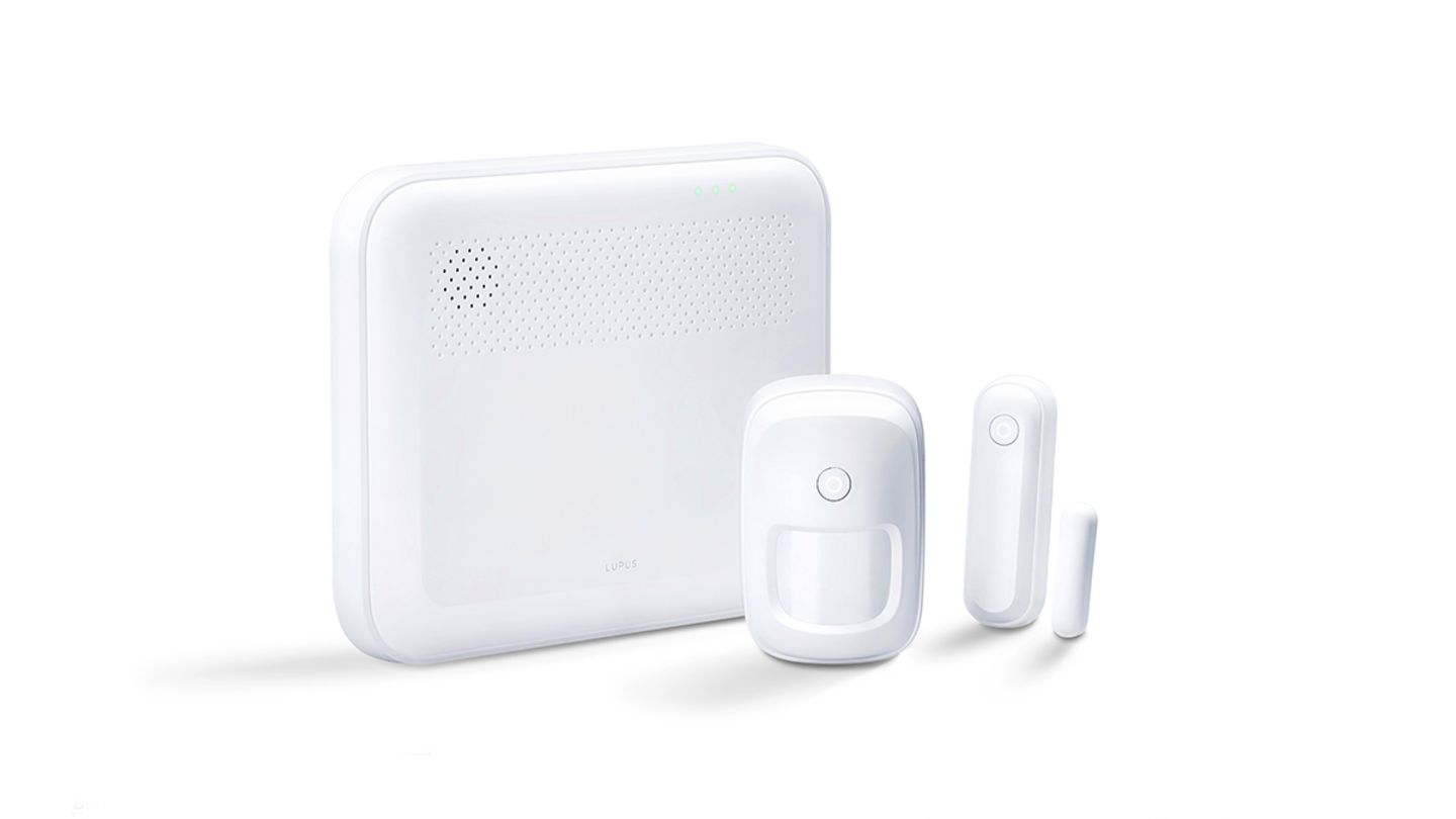 Lupussec – Für echte Notfälle  Das Smart-Home-System des deutschen Herstellers Lupus ist ebenfalls auf den Einbruchsschutz spezialisiert, bietet jedoch eine für allein lebende Senioren sehr hilfreichen Funktion: den Notfallknopf. Eigentlich ist Lupusec mehr ein professionelles Alarmsystem, denn eine Smart-Home-Lösung, schließlich wirkt im Alarmfall hinter den Sensoren auf Wunsch ein Wachschutzfirma. Dort läuft der von den Sensoren entdeckte Einbruch ein, aber auch der medizinische Hilferuf, ausgelöst durch den Druck auf den "Panikschalter" am Schlüsselanhänger. Für allein lebende Senioren zum Beispiel kann das Lebensrettend sein, schließlich ist ein kleiner Knopf schneller gedrückt, als die Notfallnummer im Handy herausgesucht werden kann. Zumal dann noch nicht einmal sicher ist, dass jemand den Anruf auch annimmt.      Das magere Basispaket aus Schaltzentrale, einem Fenster- und Tür-Sensor sowie Bewegungsmelder kostet 399 Euro. Wem das ausreicht, der ist bei Gigaset oder Egardia günstiger aufgehoben. Erst in den höheren Ausbaustufen spielt Lupusec sein Potenzial aus, da die Palette an Sensoren, Kameras und Schaltern im Vergleich zu anderen Anbietern enorm ist. Die Preise allerdings auch.
