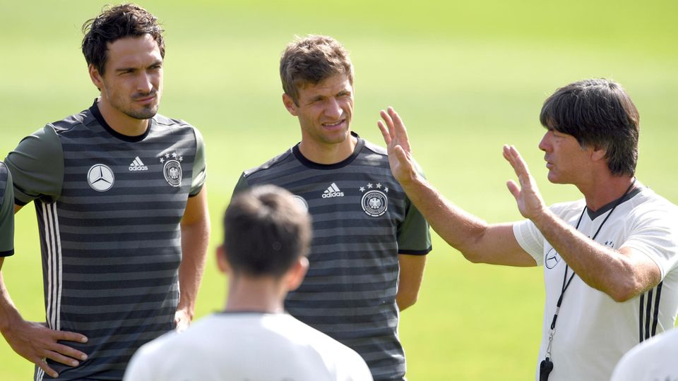 Blick in eine vergangene Ära: Bundestrainer Joachim Löw (r.) beim Training der Nationalmannschaft im September 2016 mit Mats Hummels (l.) und Thomas Müller