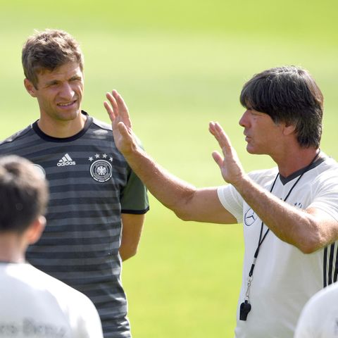 Blick in eine vergangene Ära: Bundestrainer Joachim Löw (r.) beim Training der Nationalmannschaft im September 2016 mit Mats Hummels (l.) und Thomas Müller