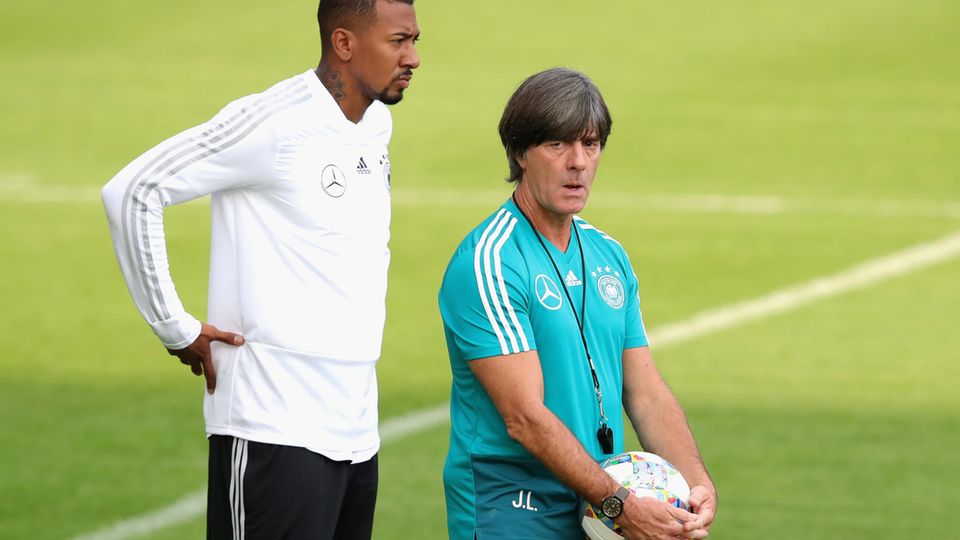 Twitter-Reaktionen : Löw kickt drei Bayern-Spieler aus der Nationalelf: So reagiert Boateng auf Twitter Twitter-Reaktionen : Löw kickt drei Bayern-Spieler aus der Nationalelf: So reagiert Boateng auf Twitter