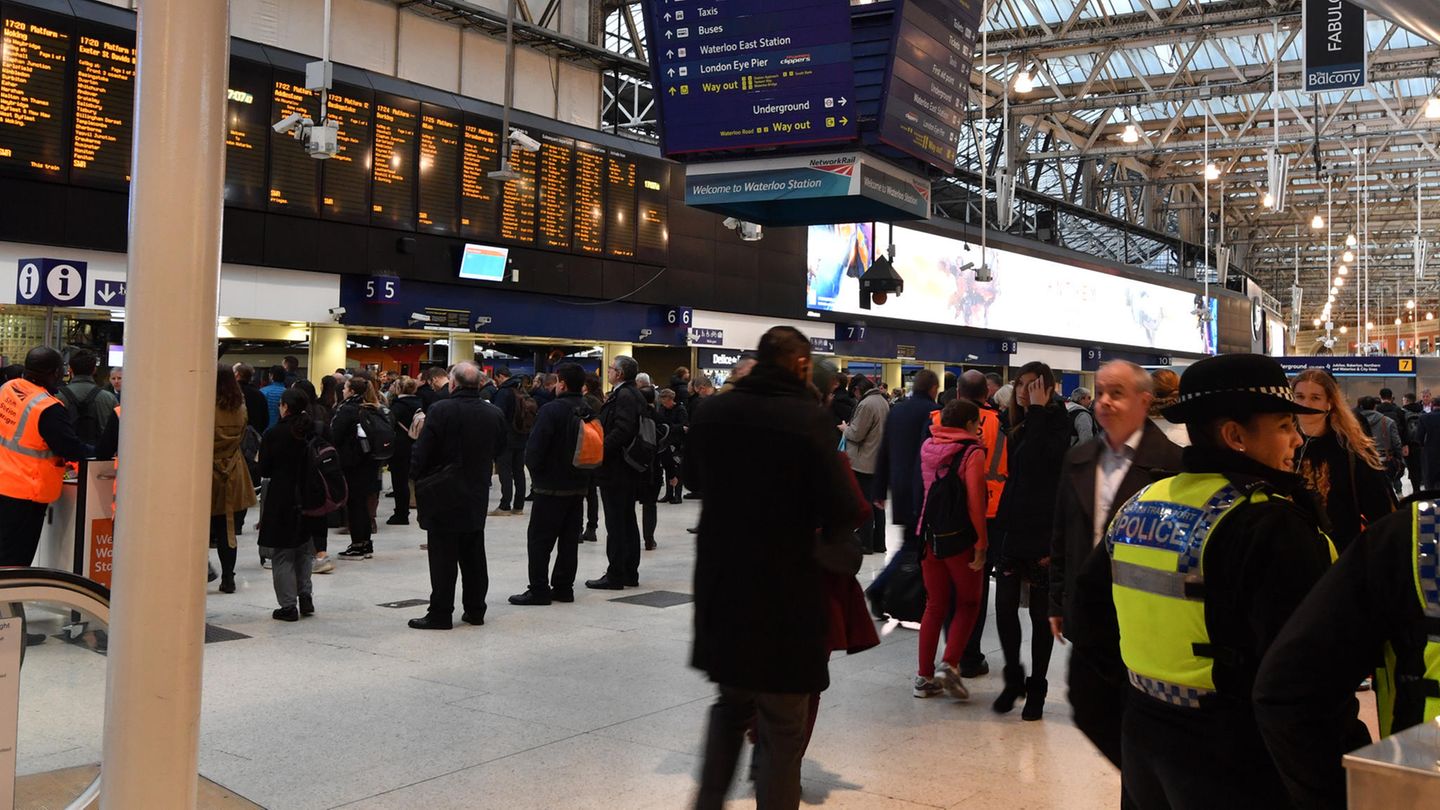 London: Eine britische Transportpolizistin ist am Bahnhof Waterloo zu sehen