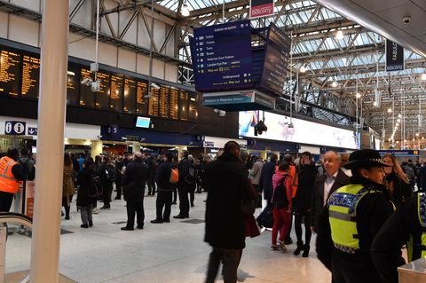 London: Eine britische Transportpolizistin ist am Bahnhof Waterloo zu sehen