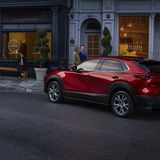 Beim Mazda CX-30 fallen die großen Flächen auf