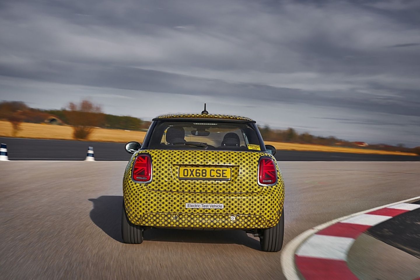 Mini Cooper SE Prototyp - stark in der Kurve