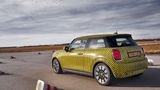 Mini Cooper SE Prototyp - launig in der Pylonengasse