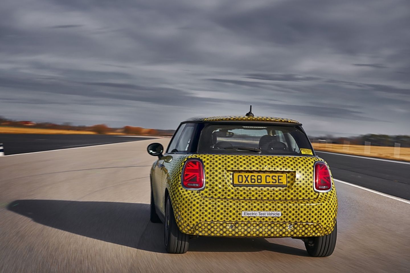 Mini Cooper SE Prototyp - mit den typischen Brit-Heckleuchten