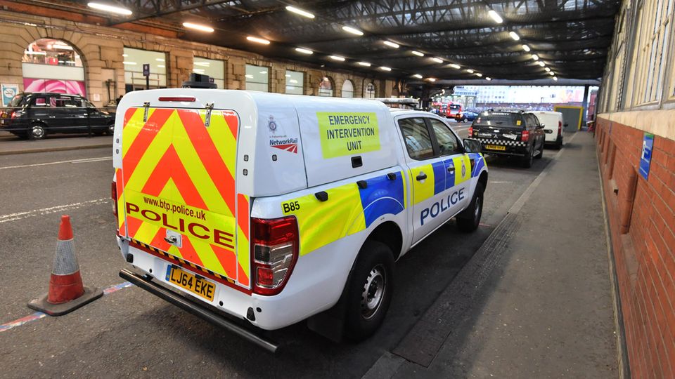 Briefbomben in London - Polizei an der Waterloo Station