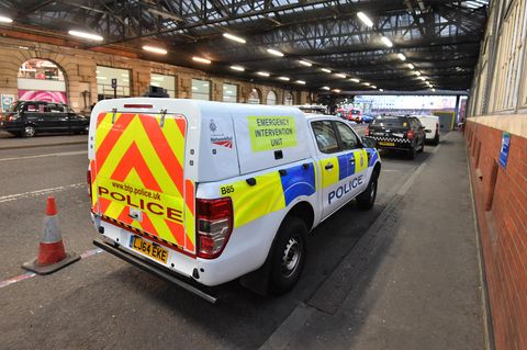 Briefbomben in London - Polizei an der Waterloo Station