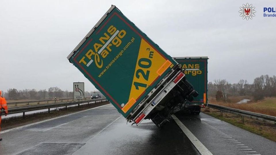 Nachrichten Deutschland Neuruppin Der Sattelschlepper auf der A24 drohte wegen Wind umzukippen