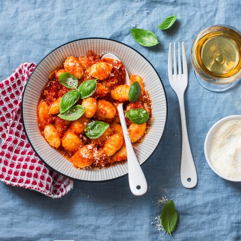 Intervallfasten: Gnocchi mit Tomatensoße liegen auf einem Teller
