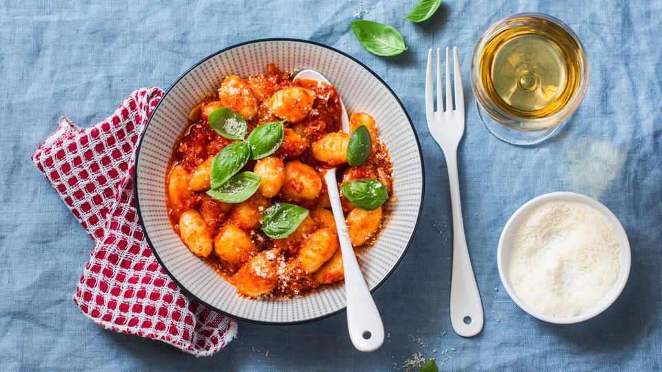 Intervallfasten: Gnocchi mit Tomatensoße liegen auf einem Teller