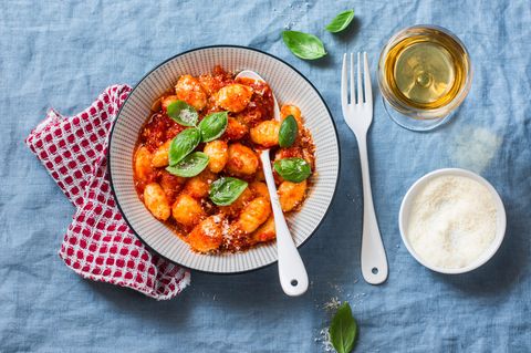Intervallfasten: Gnocchi mit Tomatensoße liegen auf einem Teller