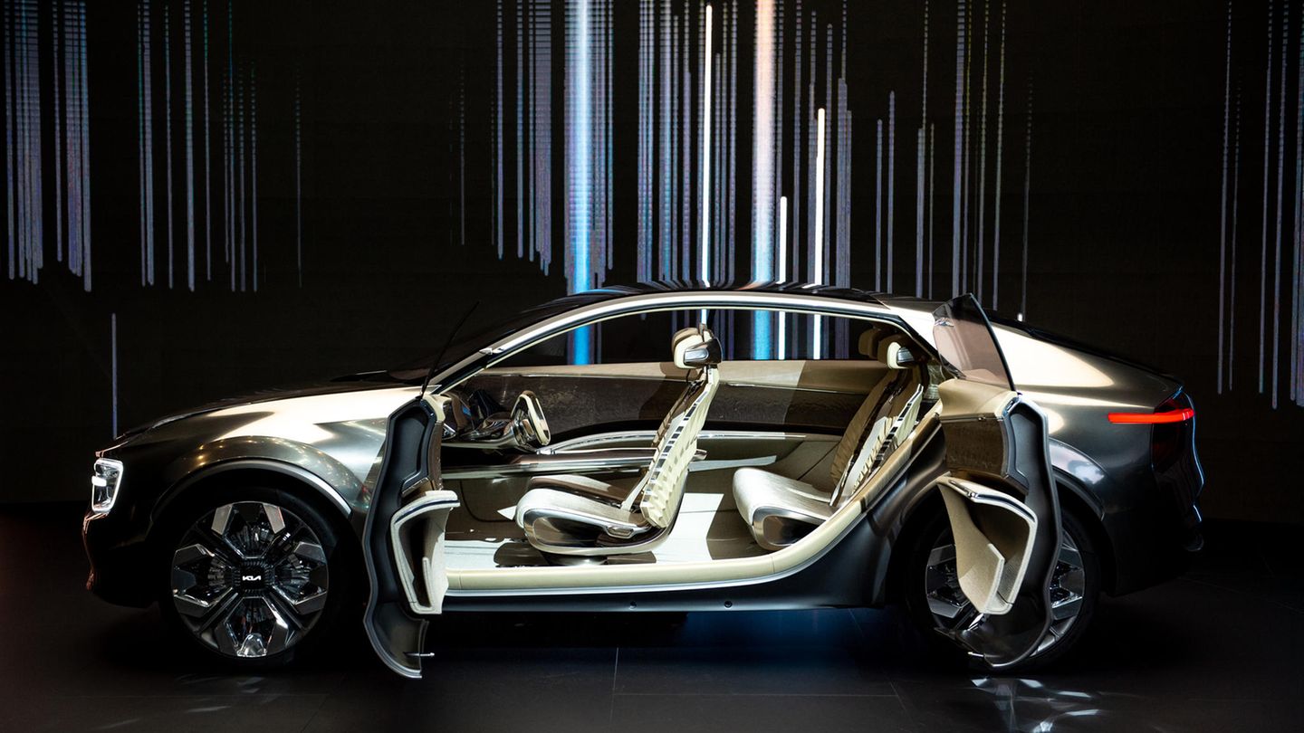 KIA Concept Imagine  mit gegenläufigen Türen.