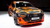 Folienkunstwerk: Der Audi eTron.