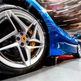 Der Ferrari F8 Triturbo fährt vor.