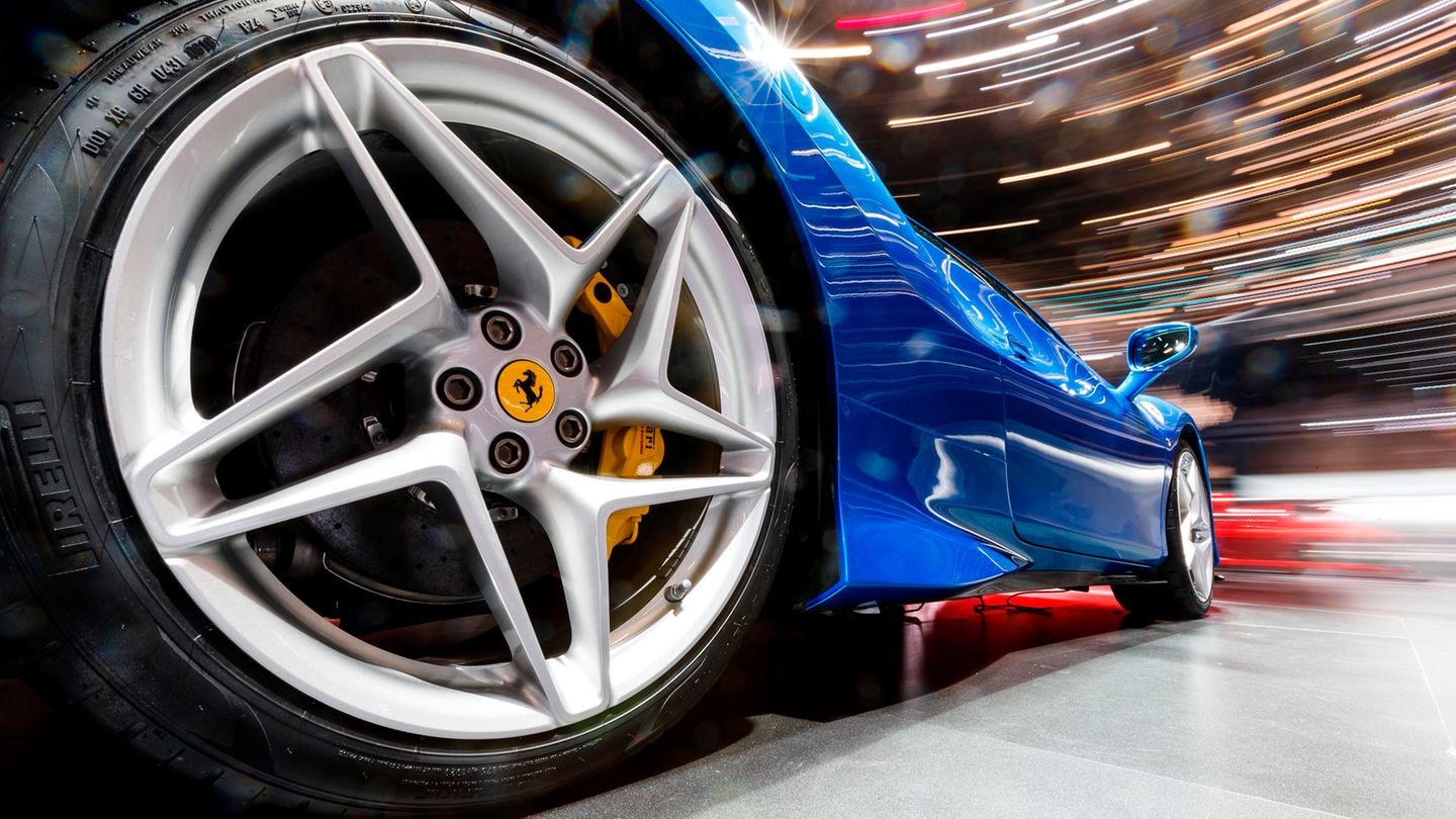 Der Ferrari F8 Triturbo fährt vor.