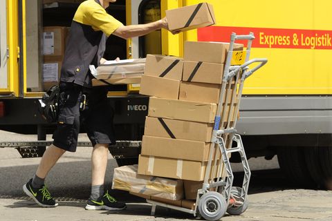 Ein Paketfahrer von DHL
