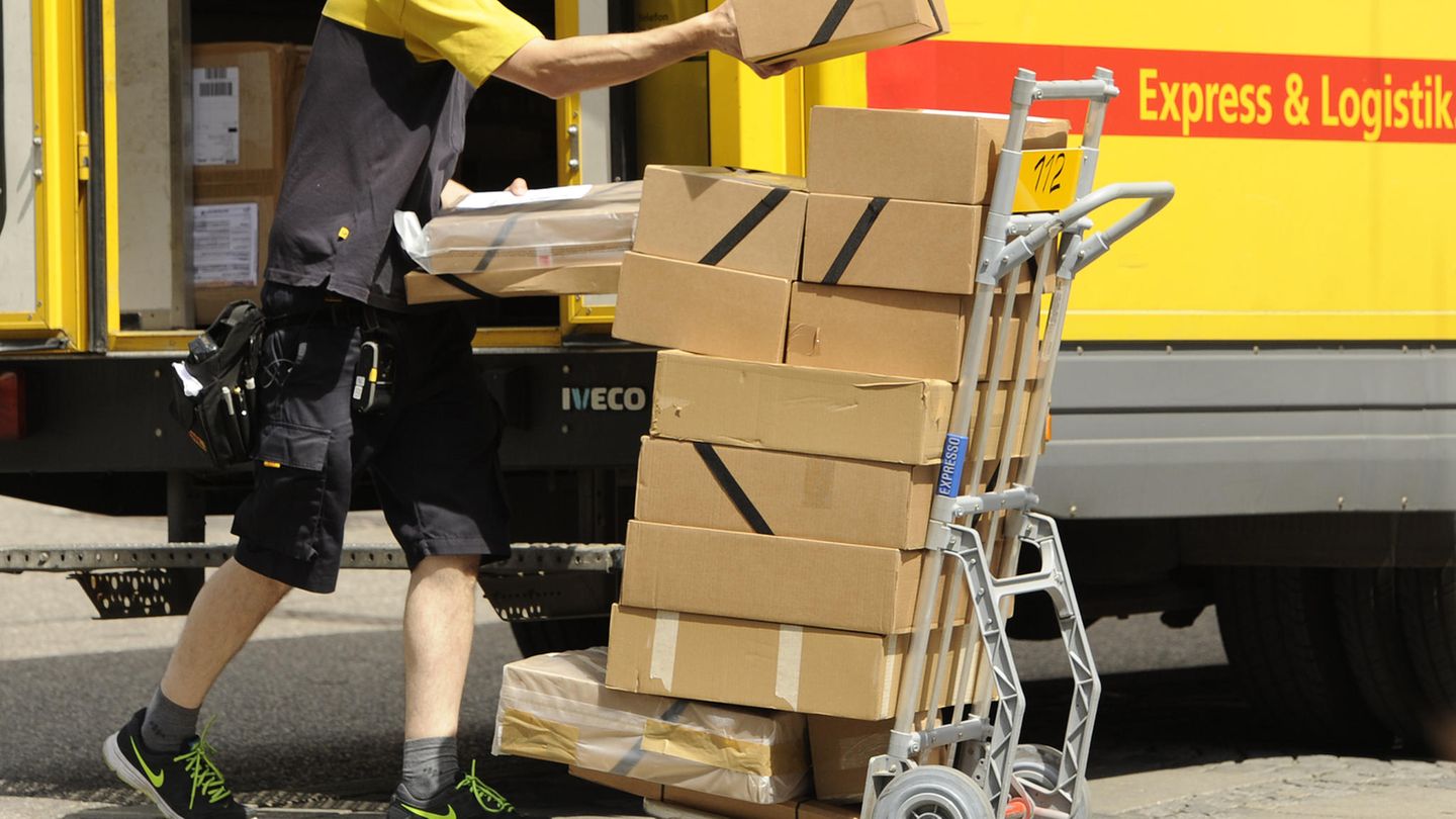 Ein Paketfahrer von DHL