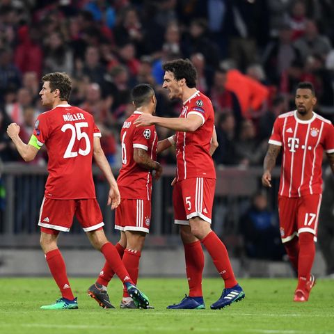 Der FC Bayern "hat größten Respekt vor den sportlichen Verdiensten" von Müller (l.), Hummels (2.v.r.) und Boateng (r.) 