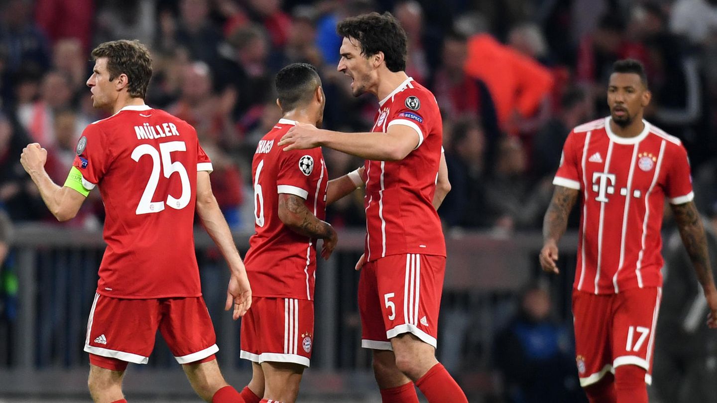 Der FC Bayern "hat größten Respekt vor den sportlichen Verdiensten" von Müller (l.), Hummels (2.v.r.) und Boateng (r.) 