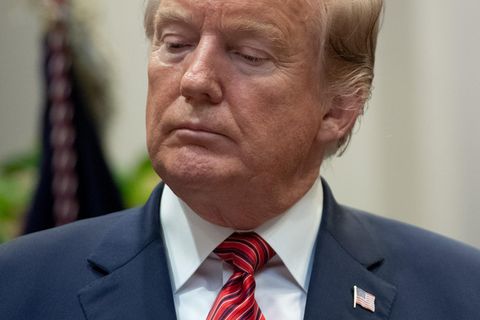 Donald Trump blickt zu Boden