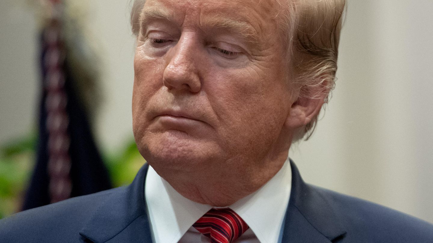 Donald Trump blickt zu Boden