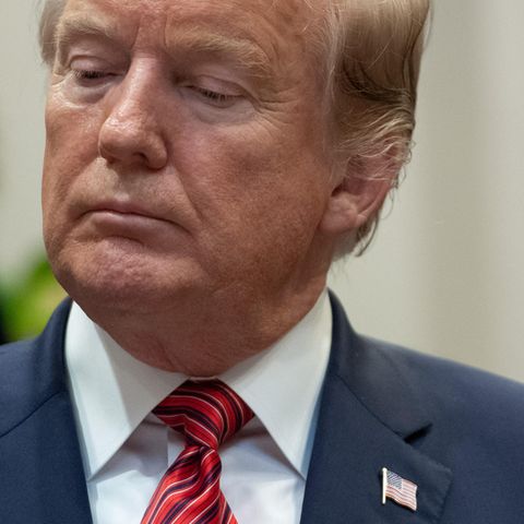 Donald Trump blickt zu Boden