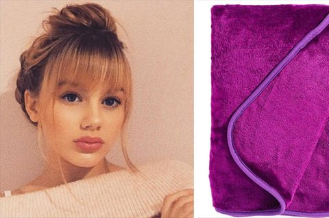 Rebecca und die lila Decke Links ist das Gesicht eines schönen, jungen Mädchens mit hochgesteckten Haaren, rechts eine zusammengelegte Fleecedecke