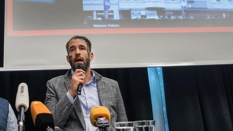 Philipp Ruch äußerT sich bei einer Pressekonferenz