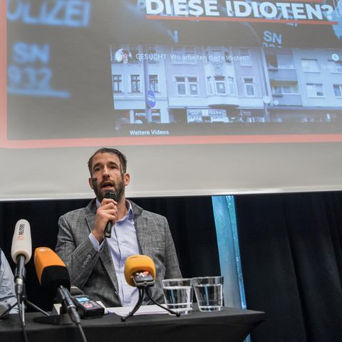 Philipp Ruch äußerT sich bei einer Pressekonferenz