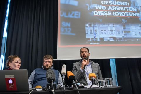 Philipp Ruch äußerT sich bei einer Pressekonferenz