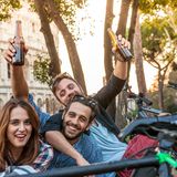 Prosit am Lenker - das Unrechtsbewusstsein fehlt vielen Radfahrern. Erst ab 1,6 Promille verliert ein betrunkener Radler den Führerschein. Politiker wollen diesen Wert immer wieder senken – das ist aber gar nicht so leicht.   Lesen Sie:  1,6 Promille – darum ist die Promille-Grenze für Radler so hoch