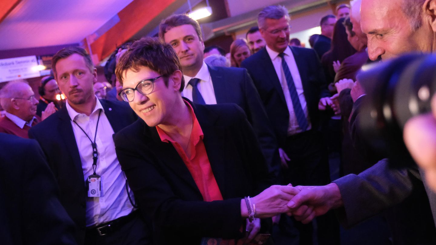 Annegret Kramp-Karrenbauer vor ihrem Auftritt beim politischen Aschermittwoch
