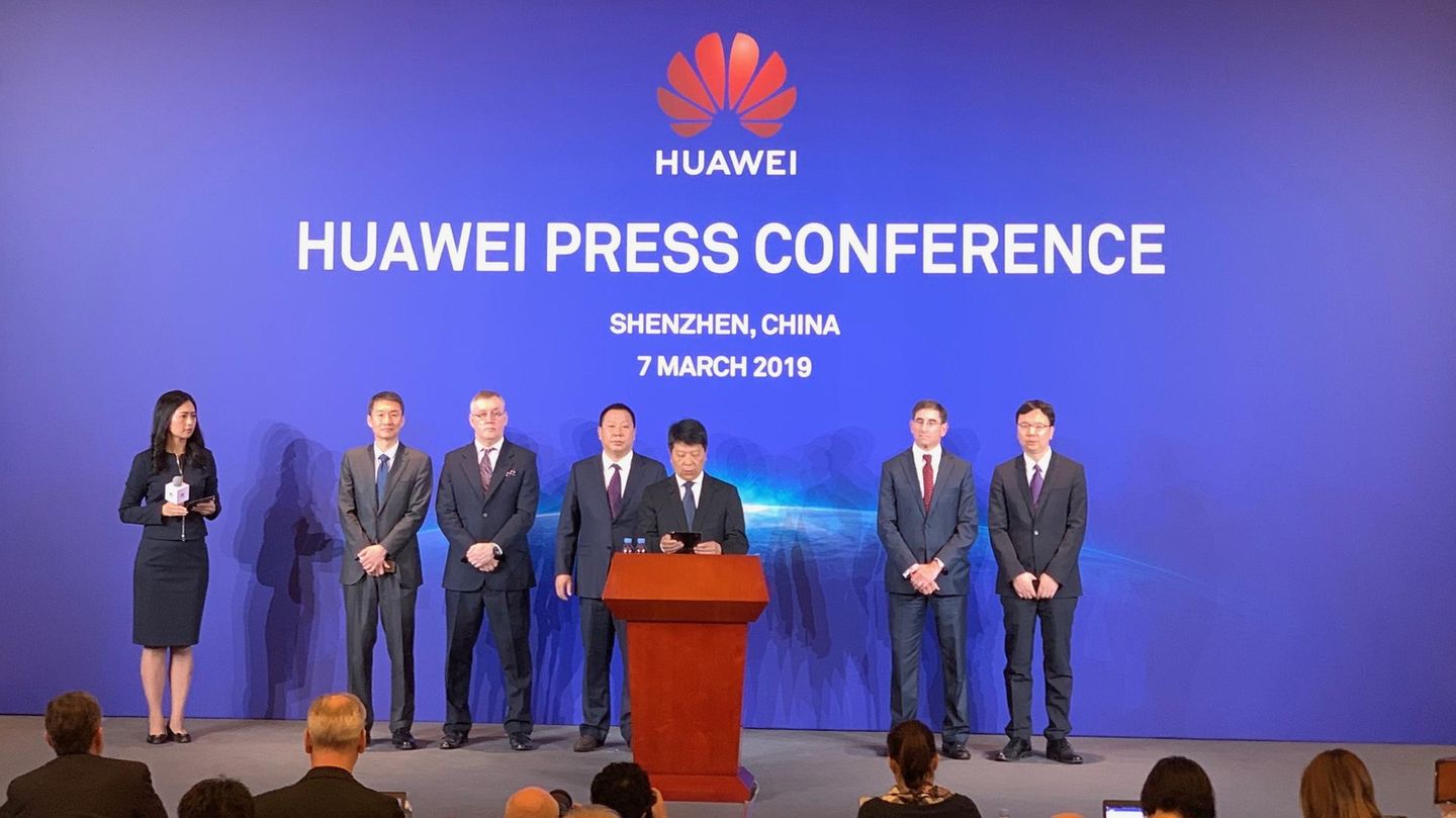 Huawei-Vorstandvorsitzender Guo Ping spricht bei der Pressekonferenz zur US-Klage in Shenzen, China