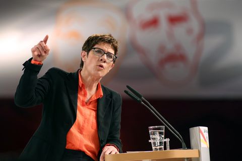 Annegret Kramp-Karrenbauer verteidigt umstrittene Karnevalsäußerungen