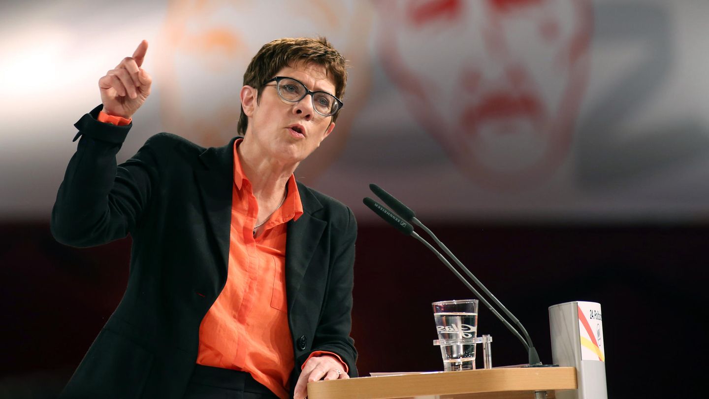 Annegret Kramp-Karrenbauer verteidigt umstrittene Karnevalsäußerungen