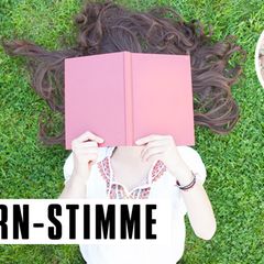 Mädchen mit Buch auf dem Gesicht