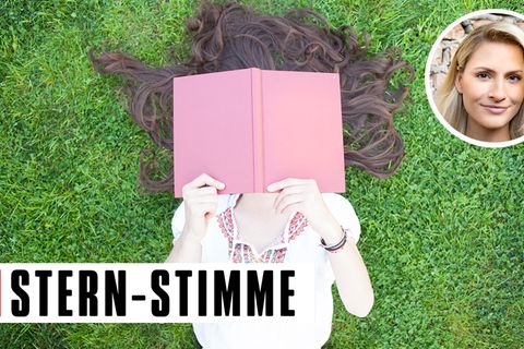Mädchen mit Buch auf dem Gesicht