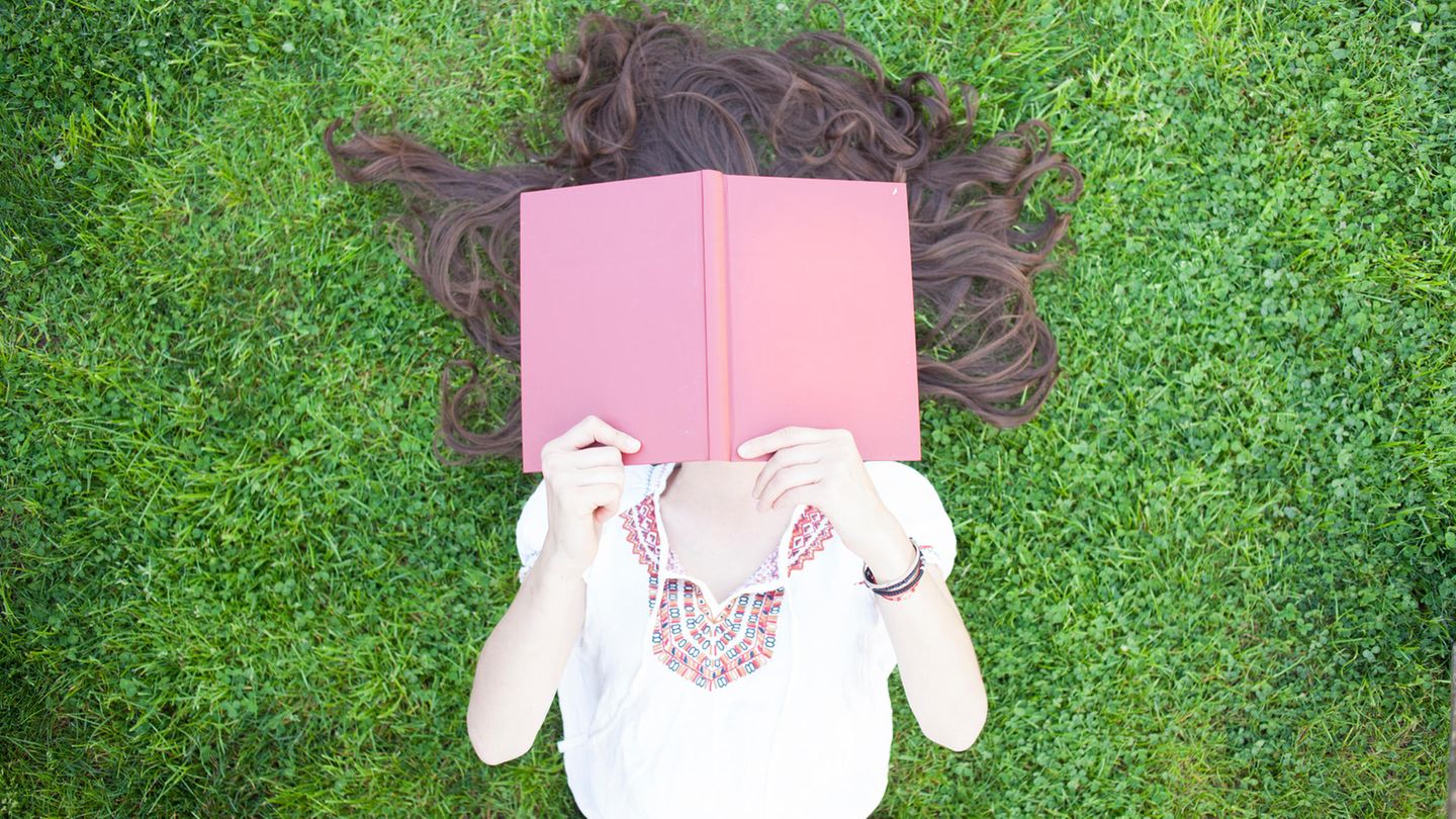 Mädchen mit Buch auf dem Gesicht