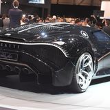 Das Sichtcarbon in tiefem Schwarz prägt den Anblick.