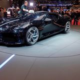 Die mit gigantischen Luftauslässen versehene Fronthaube zeigen den Hunger des 16-Zylinders.