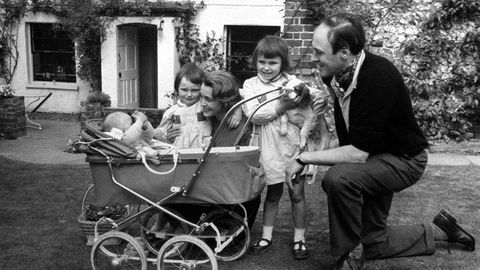 Roald Dahl und seine Frau Patricia mit den Kindern Olivia, Tessa und Theo