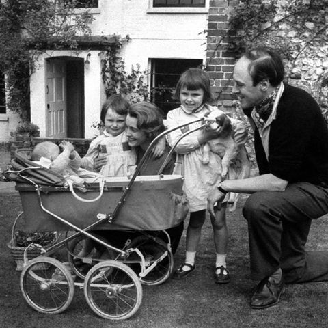 Roald Dahl und seine Frau Patricia mit den Kindern Olivia, Tessa und Theo