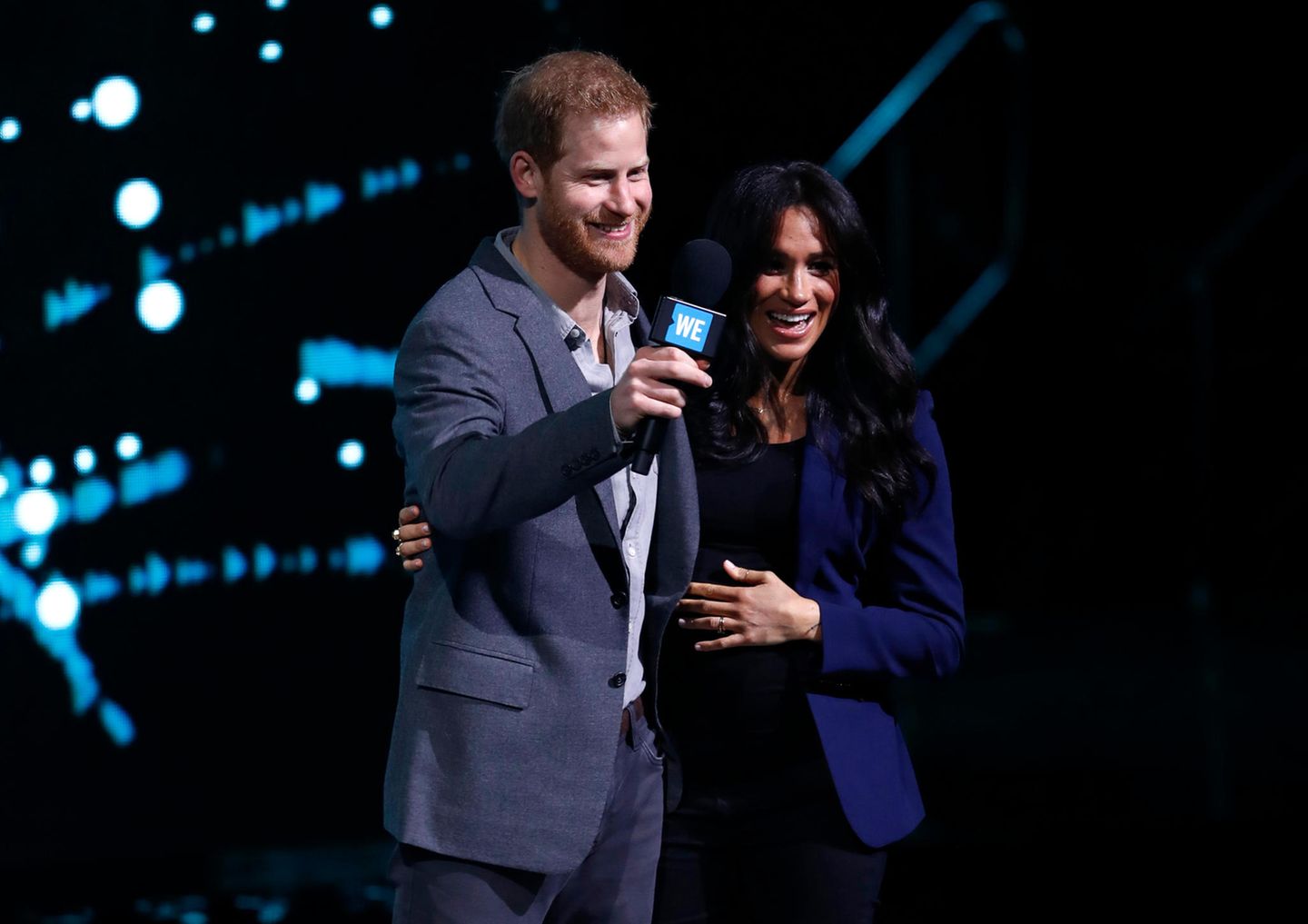 Prinz Harry holt seine Ehefrau und Herzogin Kate auf die Bühne.