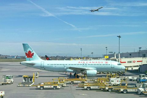 Ein Airbus A320 der "Air Canada" am Gate (Symbolfoto)